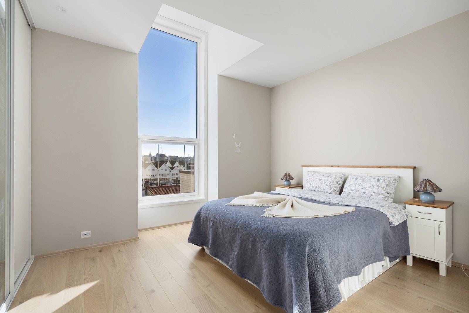 Soverom med ekstra takhøyde og god garderobeplass Galleribilde