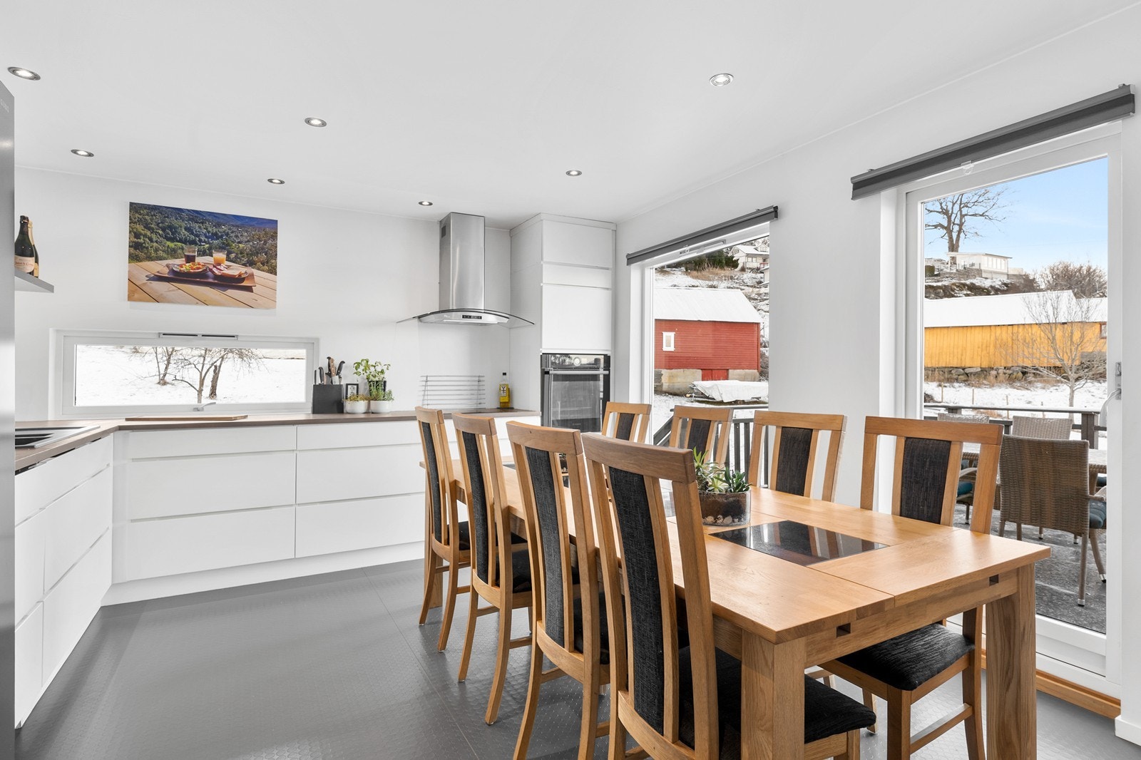 Det er god plass til et stort spisebord hvor familie og venner kan samles til hyggelige måltider og gode samtaler. Galleribilde