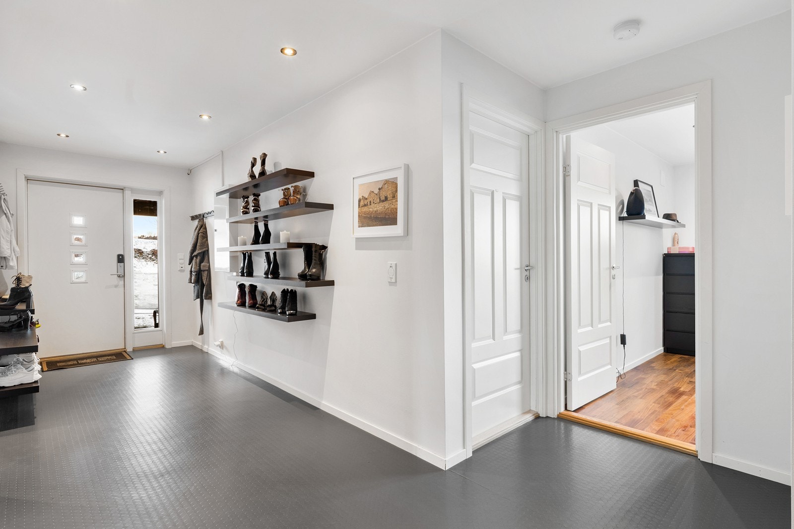 Gulvet har slitesterkt gulvbelegg og varmekabler som gir en lun og behagelig velkomst, selv på kalde dager. Galleribilde