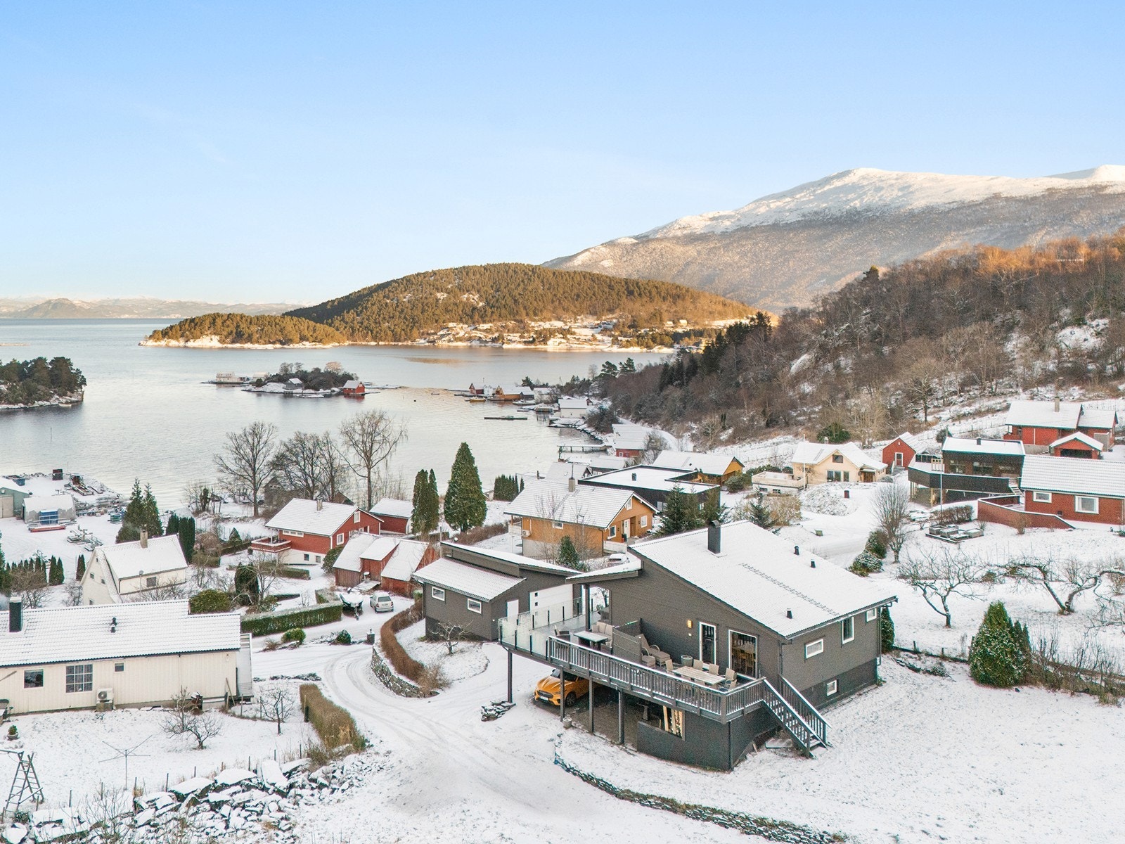 Det er kun ca. 150 meter til sjøen, noe som gir flotte muligheter for turer langs strandlinjen, bading, fiske og rekreasjon i vakre omgivelser. Galleribilde
