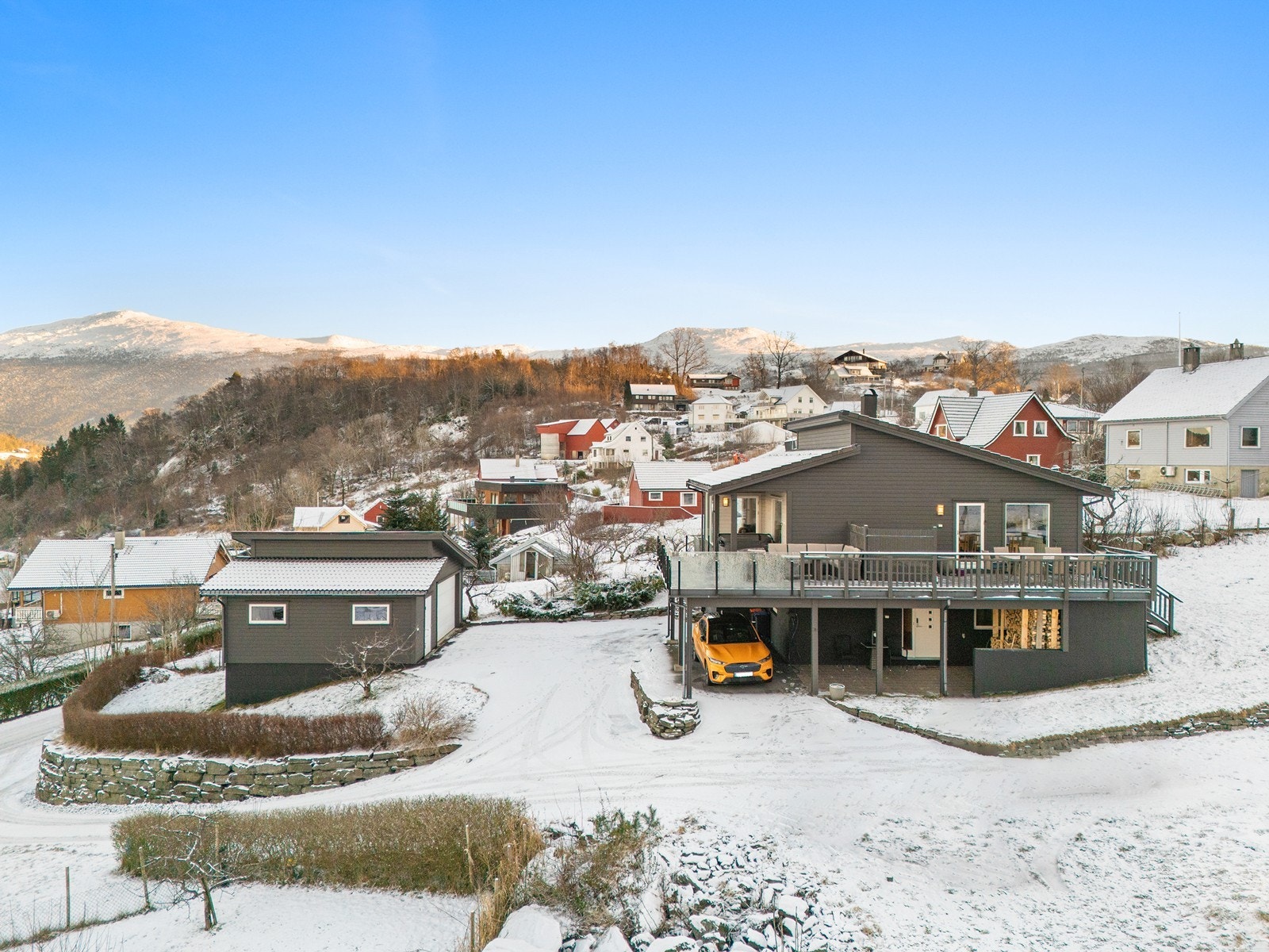 populært boligområde hvor man får det beste av to verdener: rolige omgivelser tett på natur og sjø, samtidig som man har kort vei til Husnes sentrum og alle nødvendige servicetilbud. Galleribilde