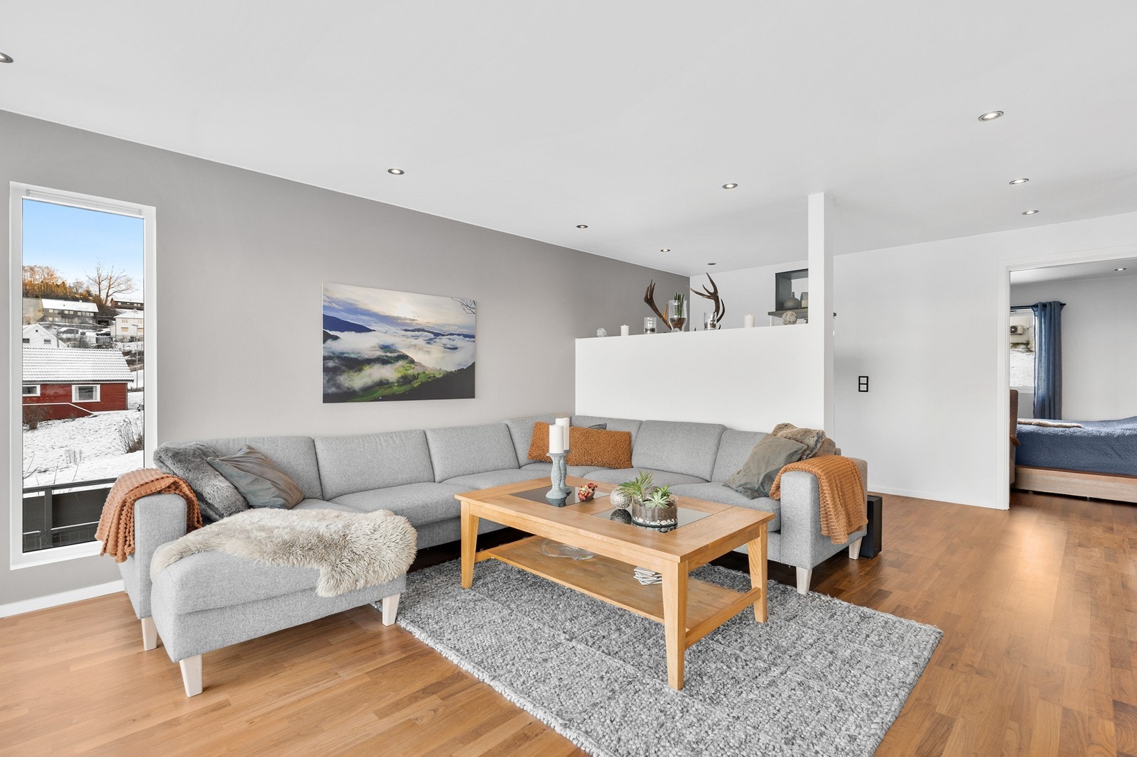 Stor, lys og innbydende stue med rikelig plass til både romslig sofagruppe, stuebord, TV-møblement og øvrig møblering. Galleribilde