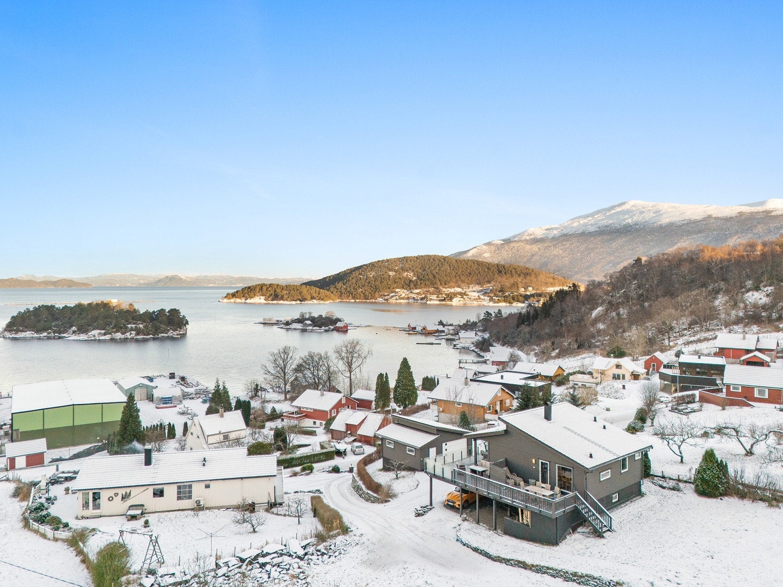 Offentlig kommunikasjon er lett tilgjengelig med Kaldestad bussholdeplass kun ca. 5 minutters gange fra boligen. Her går busslinjene 760 og 762, som gir gode forbindelser til Husnes sentrum og omkringliggende områder. Galleribilde