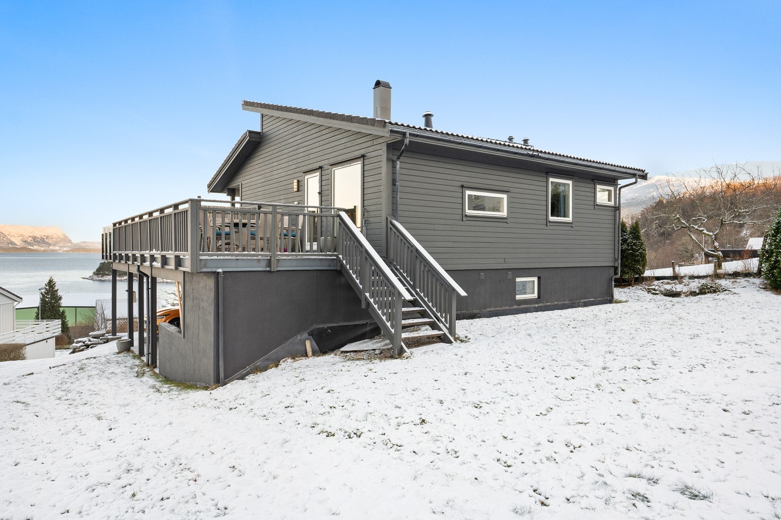 Fra atlenen er det trapp ned til hagen. Galleribilde