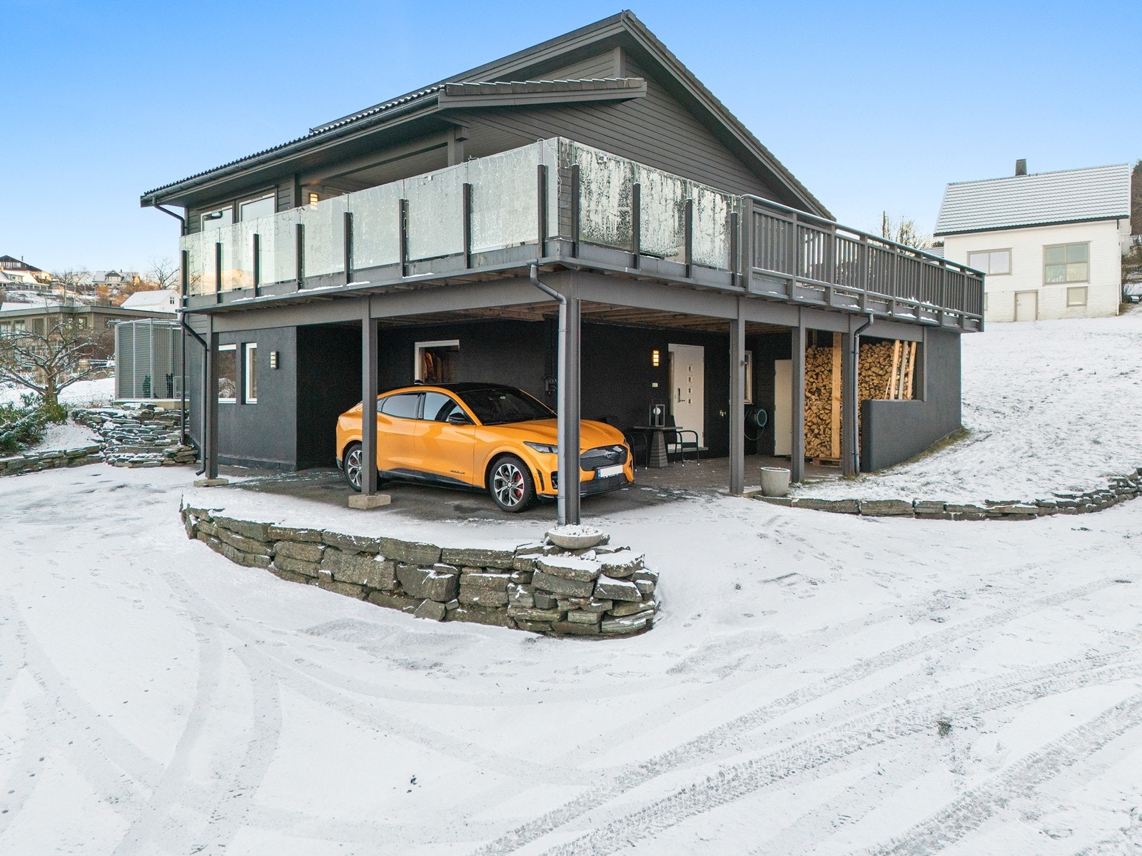 Boligen har også carport, her kan man gå til bilen uten å bli våt. Galleribilde