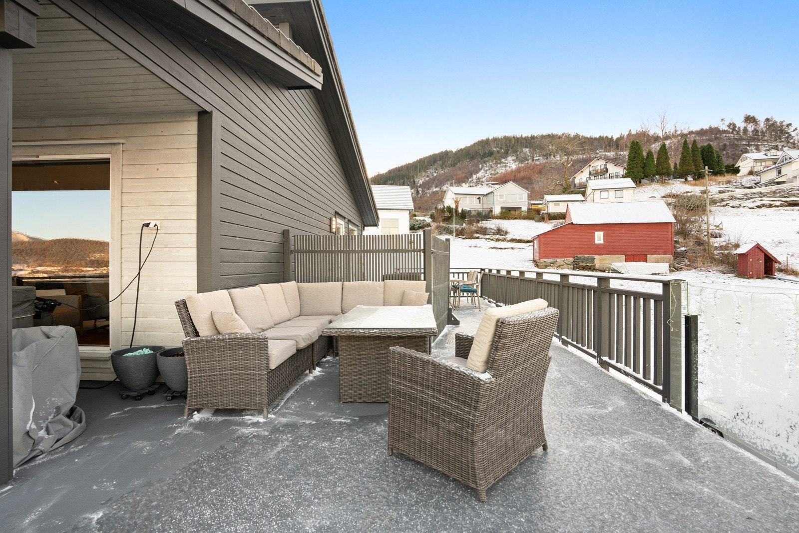 Fra stuen er det direkte utgang til en stor terrasse på ca. 68 kvm som strekker seg rundt store deler av boligen. Galleribilde