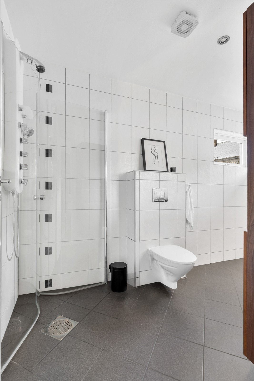 Badet ligger i tilknytning til soverommet i andre etasje og fungerer godt som et privat bad. Galleribilde