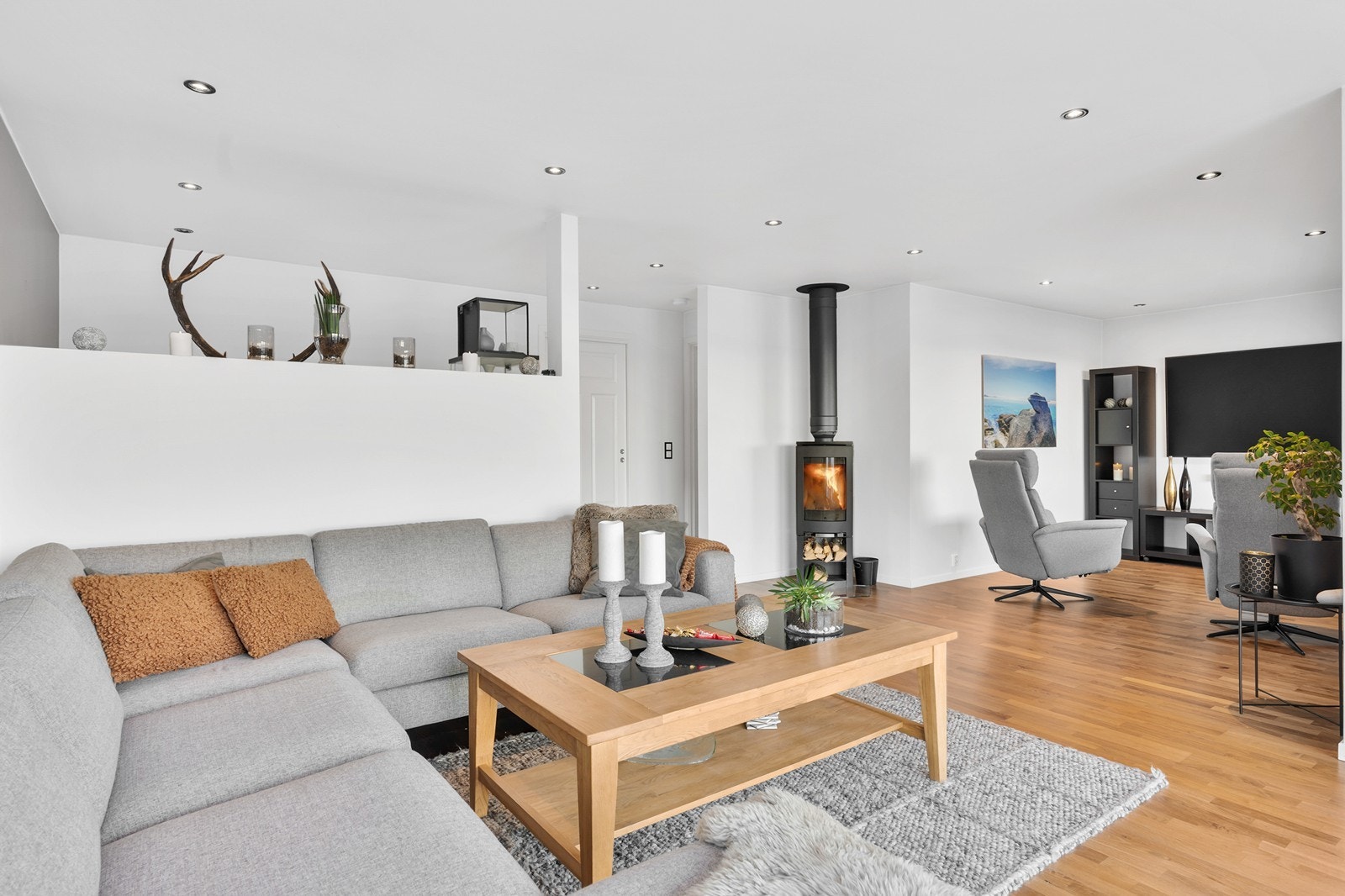 Stuen er naturlig inndelt i en hyggelig sofakrok og egen TV-sone, noe som gir en funksjonell og fleksibel løsning for både hverdag og selskap. Galleribilde