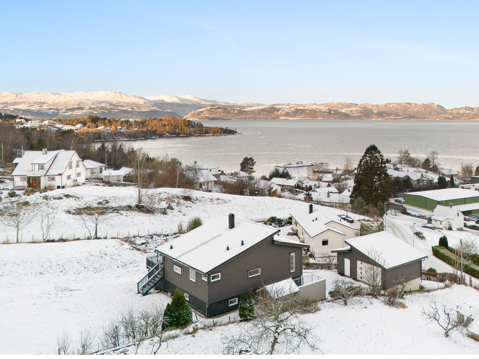 Husnes Storsenter, som byr på et bredt utvalg av butikker, serveringssteder og servicetilbud, ligger kun ca. 4 minutters kjøretur fra boligen. Galleribilde