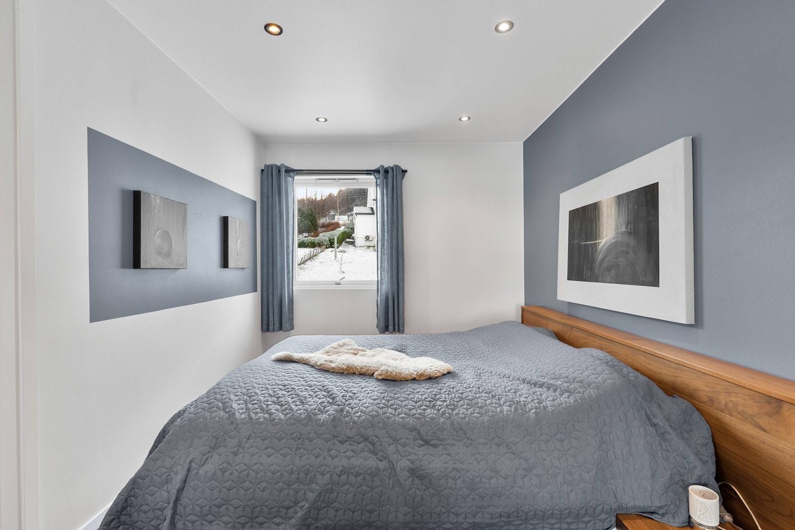 I andre etasje finner man ett av boligens fire soverom. Galleribilde