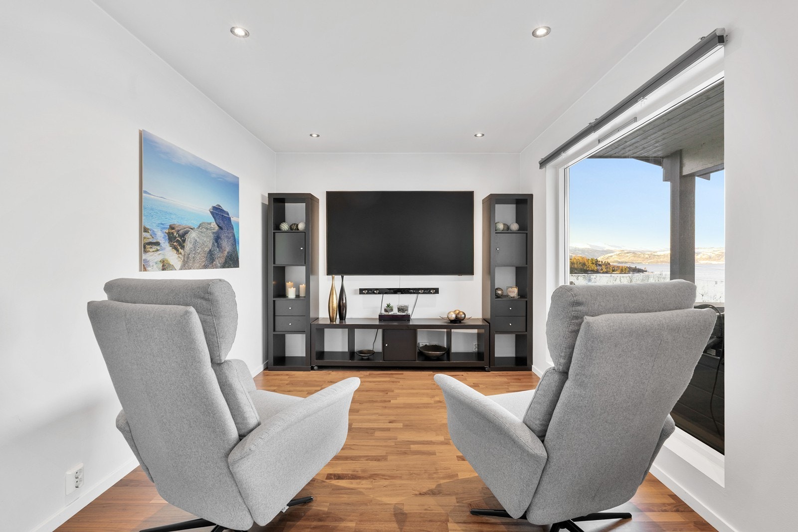 Downlights i taket bidrar til god og behagelig belysning. Galleribilde