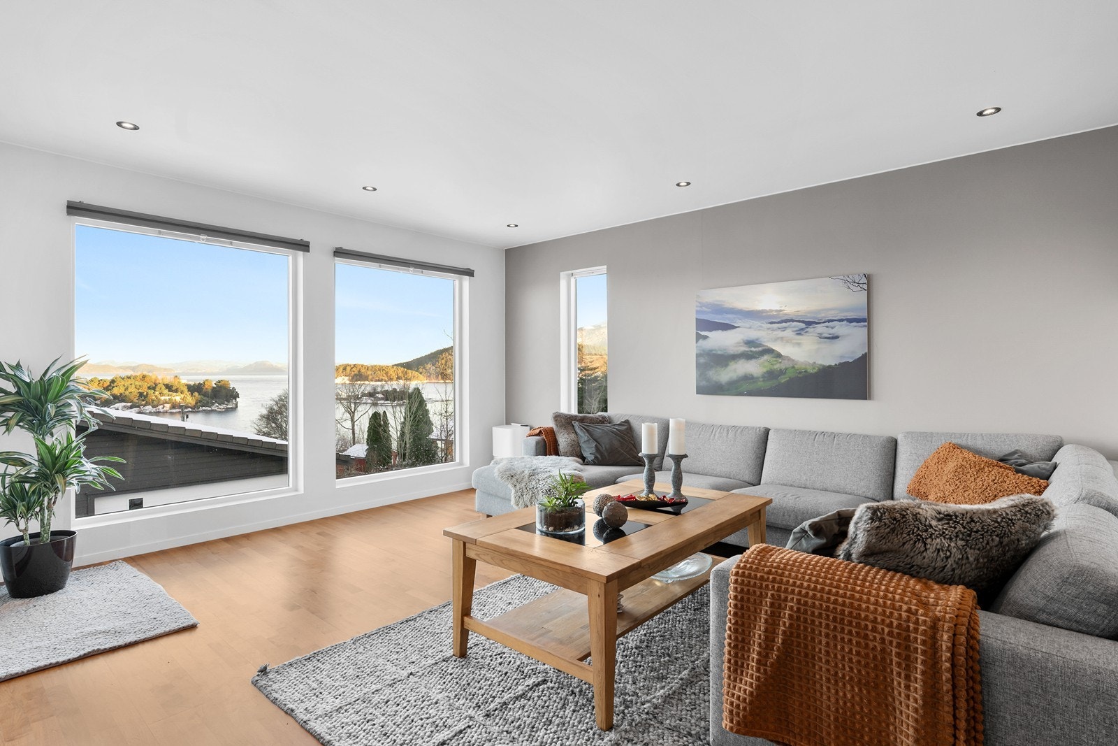 Store vindusflater slipper inn rikelig med naturlig lys og gir en fantastisk utsikt mot Husnesfjorden, med flott sjø- og fjellpanorama. Galleribilde