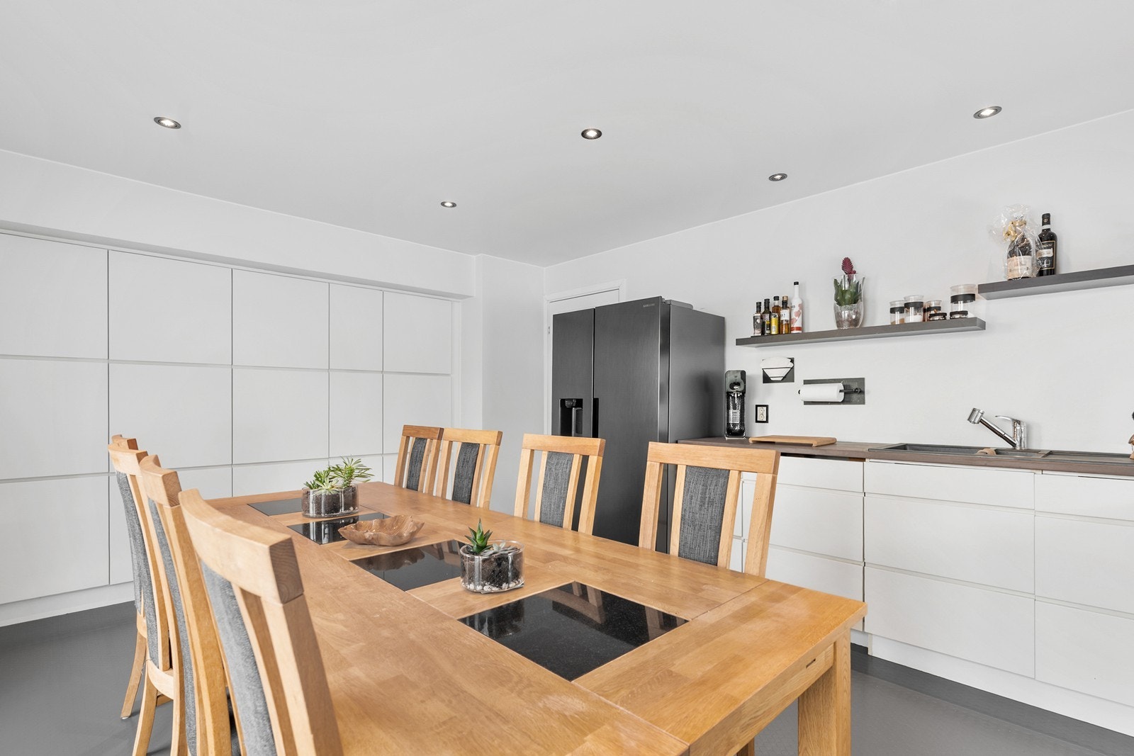 I tillegg finnes et stort plassbygget skap med svært god oppbevaringsplass for kjøkkenutstyr og proviant. Galleribilde