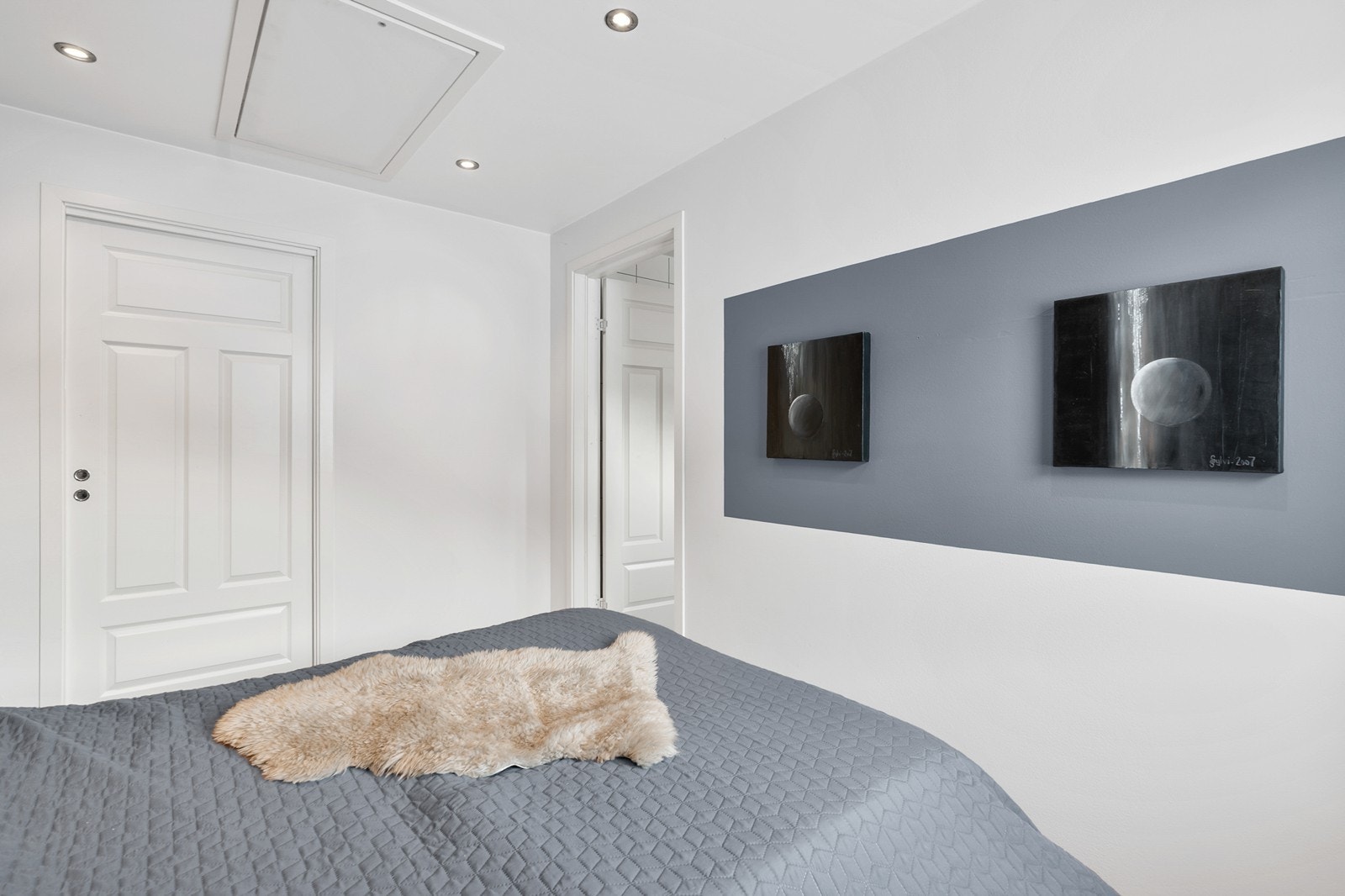 Soverommet har en god størrelse med plass til dobbeltseng og nattbord. Galleribilde