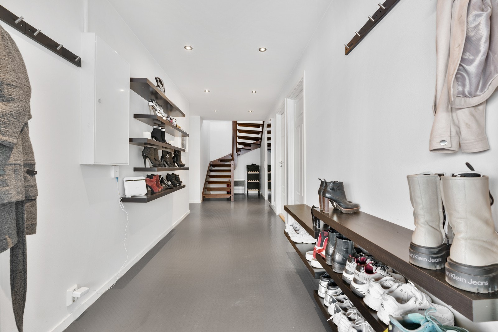 Stor og romslig entré/gang med god plass til garderobeløsninger for yttertøy og sko. Galleribilde