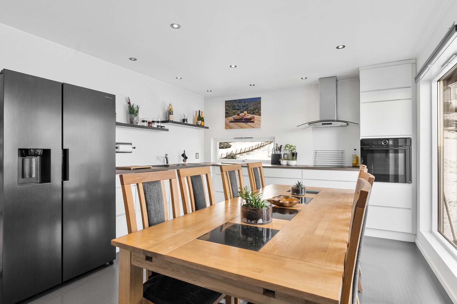 Boligen har et romslig og svært funksjonelt kjøkken med rikelig skap- og benkeplass. Galleribilde