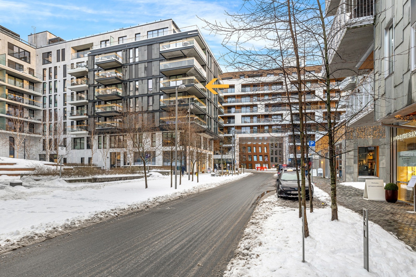 Leiligheten ligger åpent og fint til på hjørnet. Bygget på motsatt side av gaten er ytterlige tilbaketrukket fra og med 2.etasje og oppover. Galleribilde