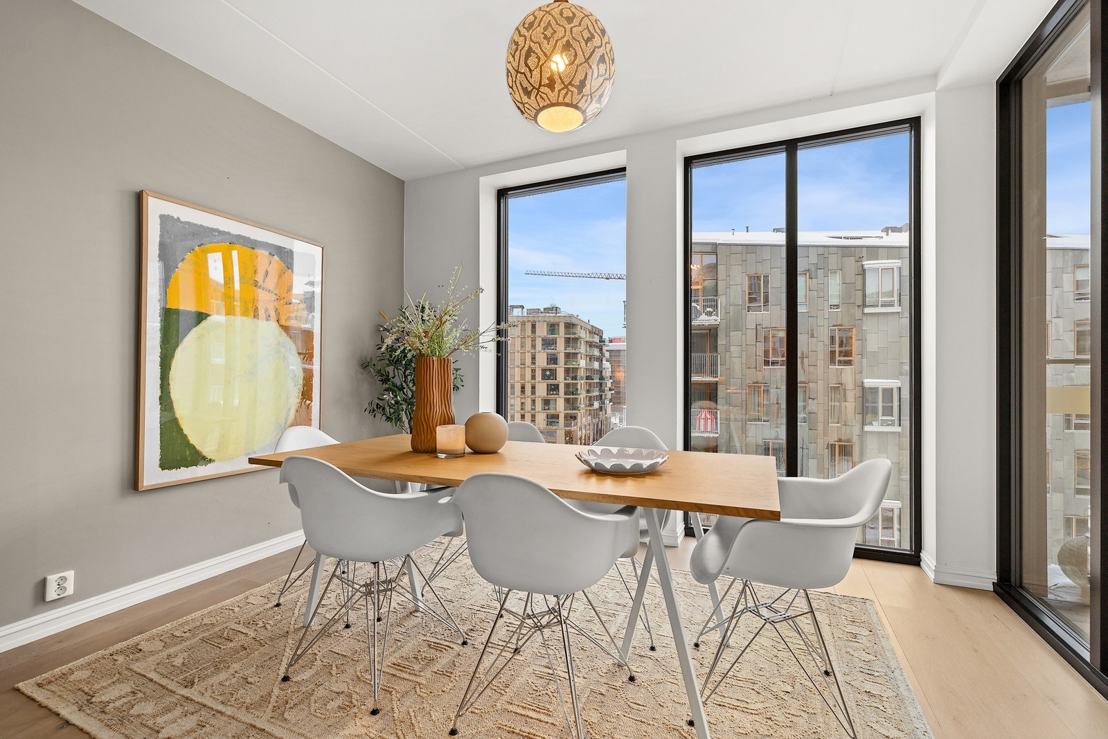 Spisestuen har en fantastisk plassering ved vindusflatene med utsikt til det flotte byrommet utenfor Galleribilde