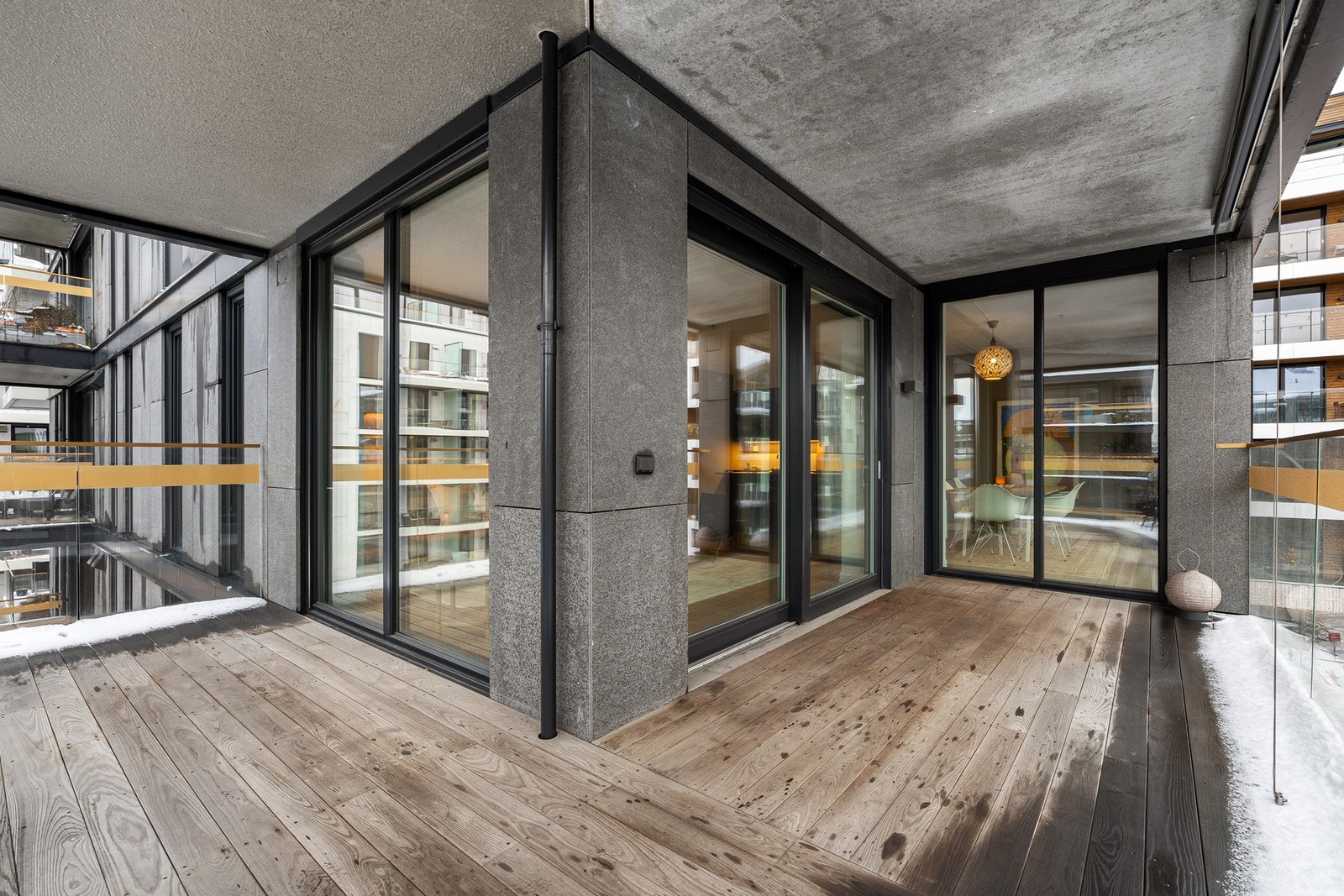 Det er montert stikkontakt og utvendig belysning i tilknytting til uteplassen Galleribilde