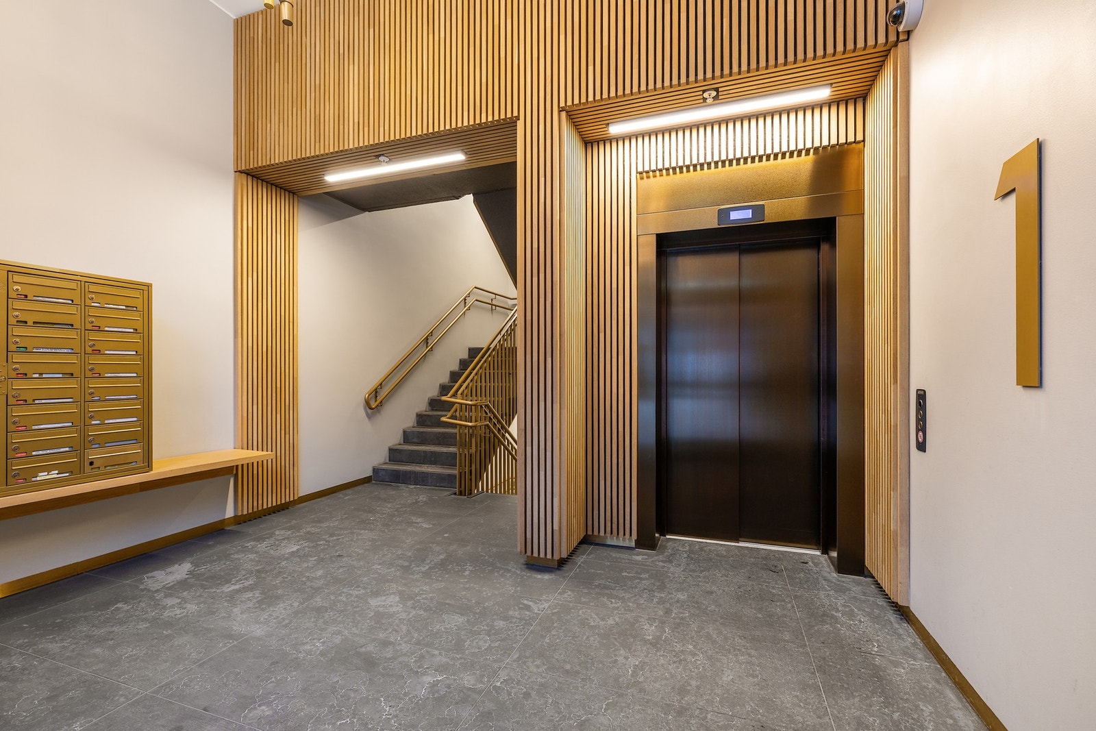 Leilighetskomplekset har et smakfullt inngangsparti med personheis til leilighetsplan Galleribilde