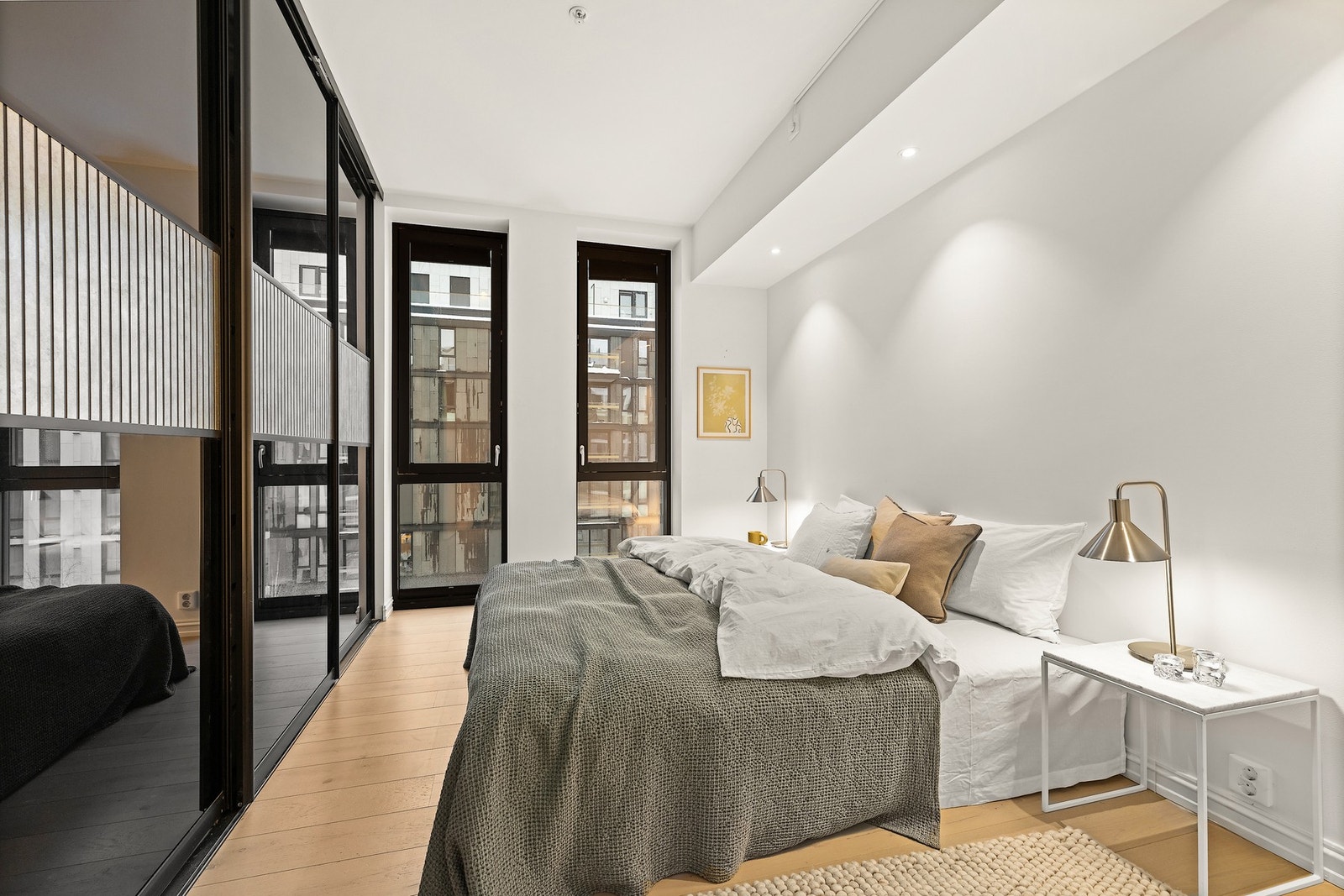 Leilighetens innbydende hovedsoverom er innredet med dobbeltseng og skyvedørsgarderobe Galleribilde