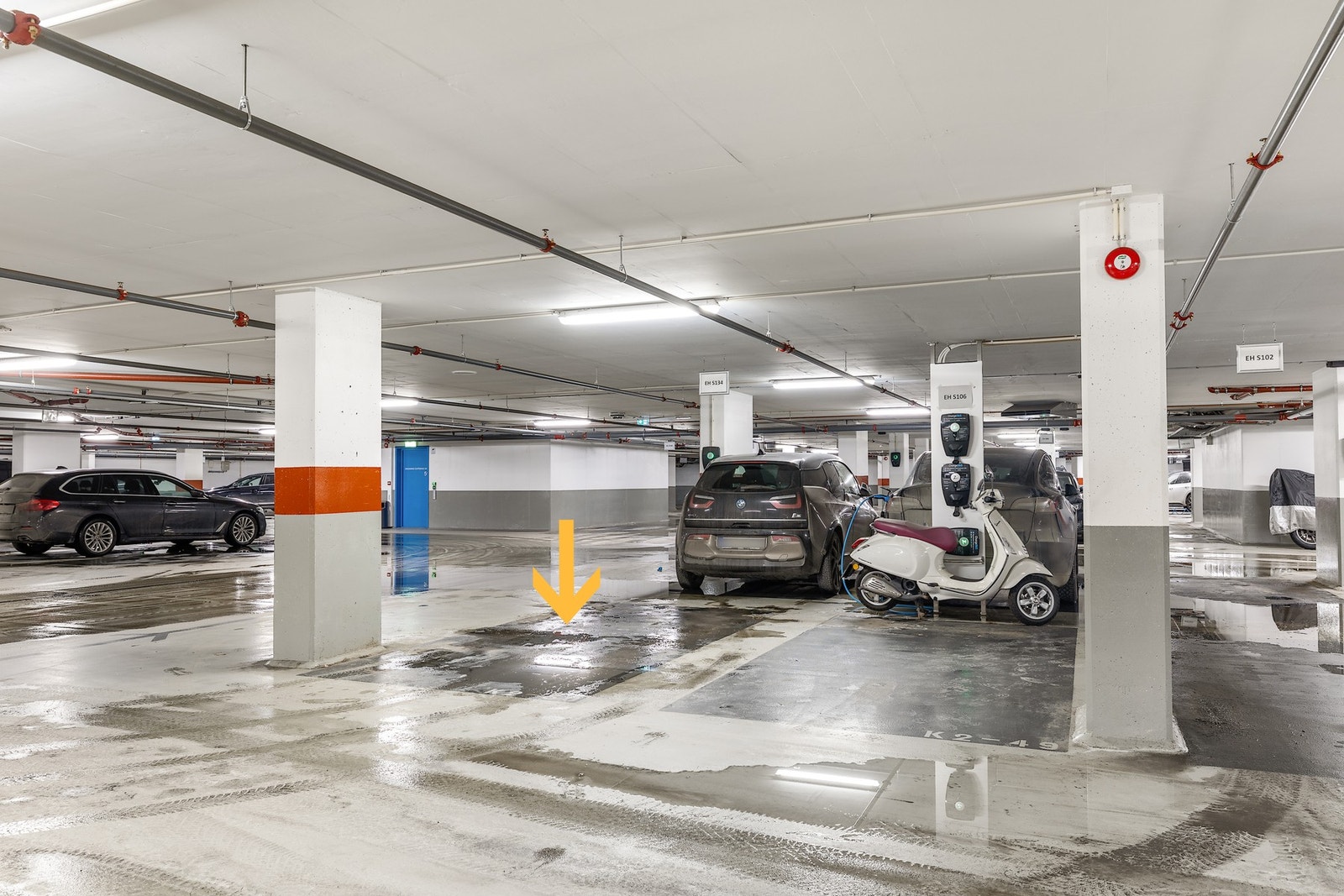 Med boligen følger biloppstillingsplass i felles garasjeanlegg. Det tilbys bruk av el- bil lader mot betaling Galleribilde