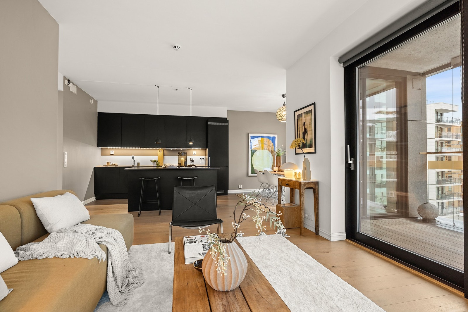 Stue har utgang til en herlig sørvestvendt balkong med overbygg Galleribilde