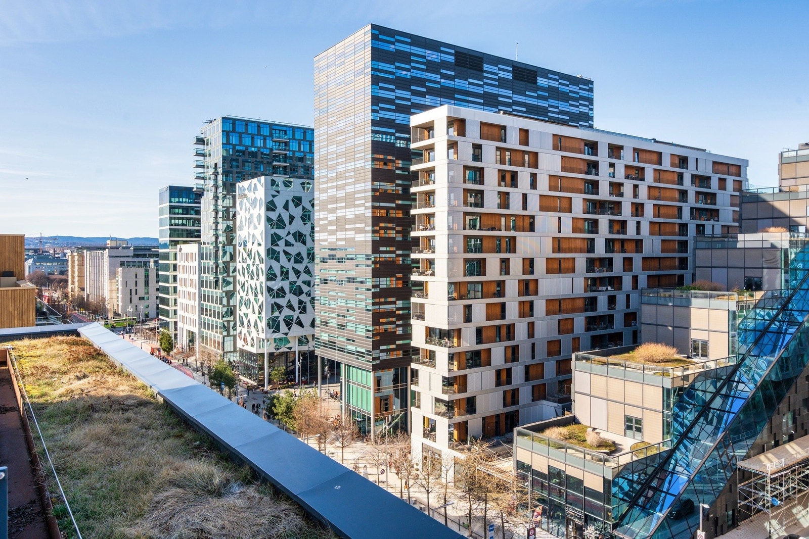 Eufemias Hage ligger særdeles sentralt til, som del av en pulserende og nyoppført bydel i Bjørvika Galleribilde