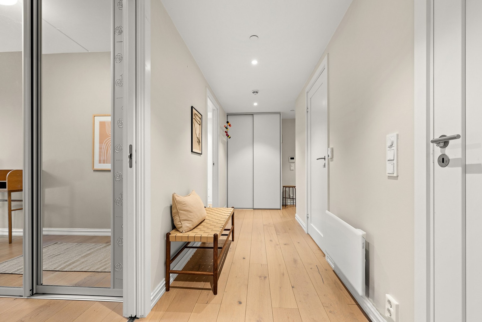 Entré/gang med adkomst til to soverom, bad og en separat wc Galleribilde