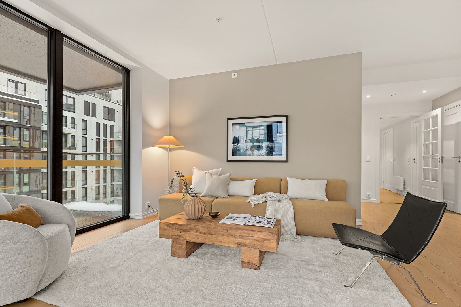 Stue og kjøkken i åpen løsning har fin plass for sofagruppe Galleribilde