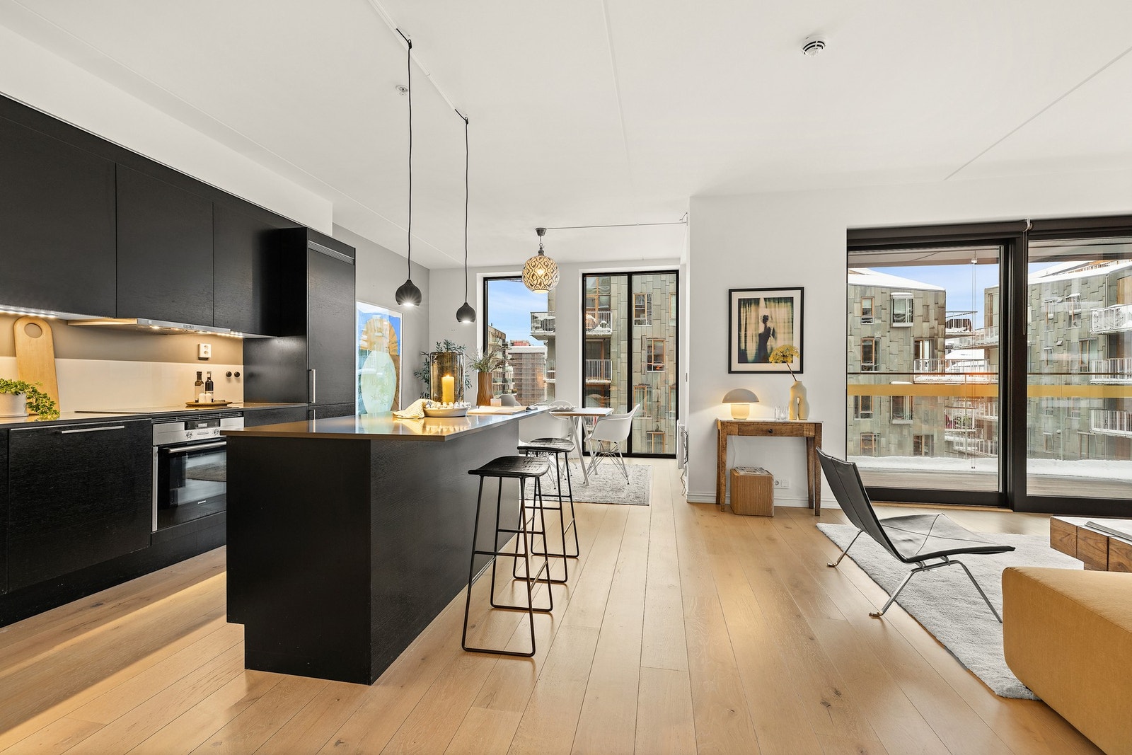 Det åpne og luftige arealet har fin plass for kjøkken, sofagruppe og spisestue Galleribilde