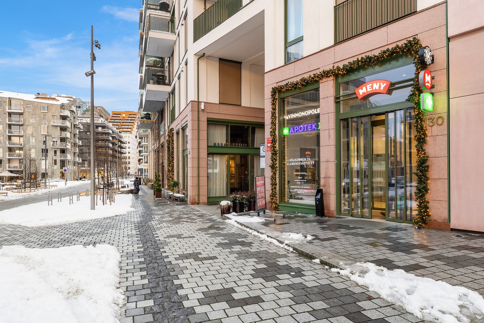 Det er få meter til apotek, vinmonopol og Meny ved Clemenskvartalet Galleribilde