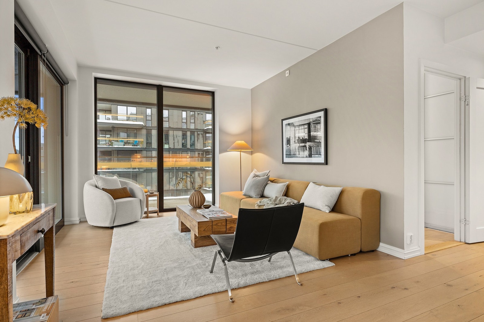 Boligen har praktisk planløsning, luftig romfølelse og moderne tekniske løsninger Galleribilde