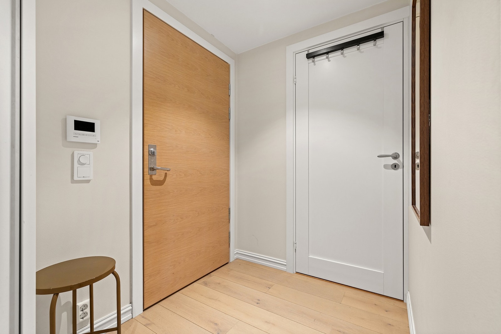 En lys og tiltalende entré i 5. etasje har en lyd- og brannklassifisert dør og elektronisk porttelefon Galleribilde