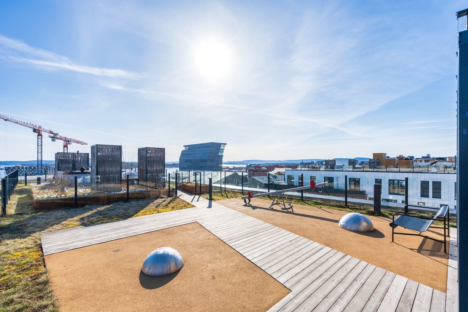 Byggets beboere har tilgang til en fantastisk takterrasse med fjordutsikt Galleribilde