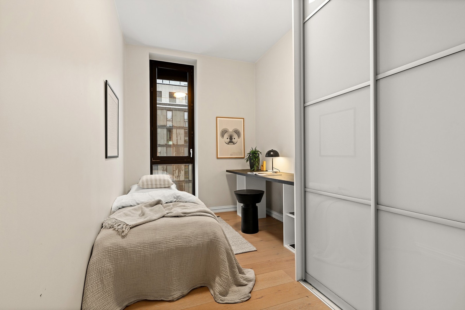 Soverom 3 med adkomst fra stue er innredet med enkeltseng, kontorpult og en skyvedørsgarderobe Galleribilde