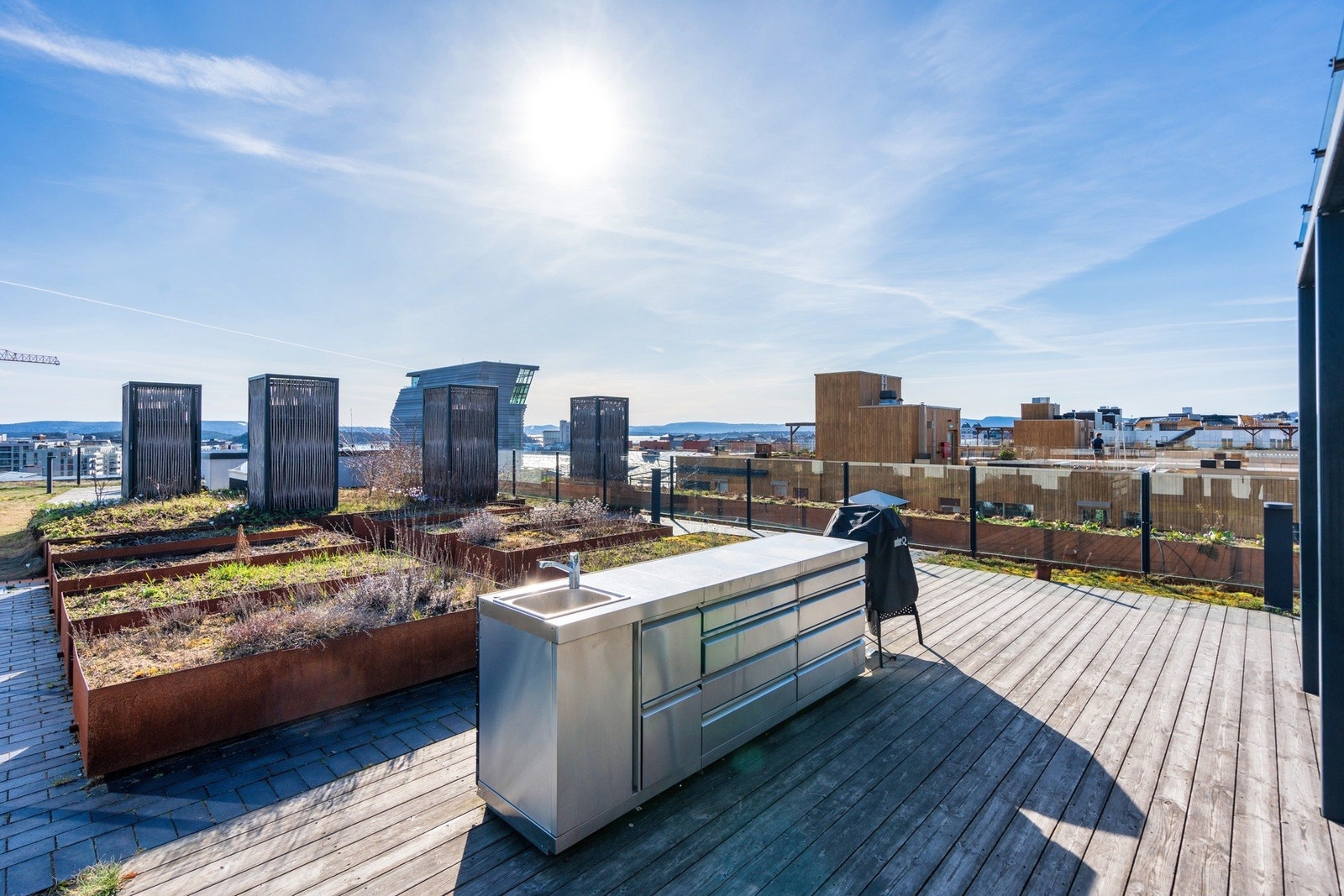 Takterrassen har et eksklusivt preg med loungestoler, sittebenker og spisebord Galleribilde
