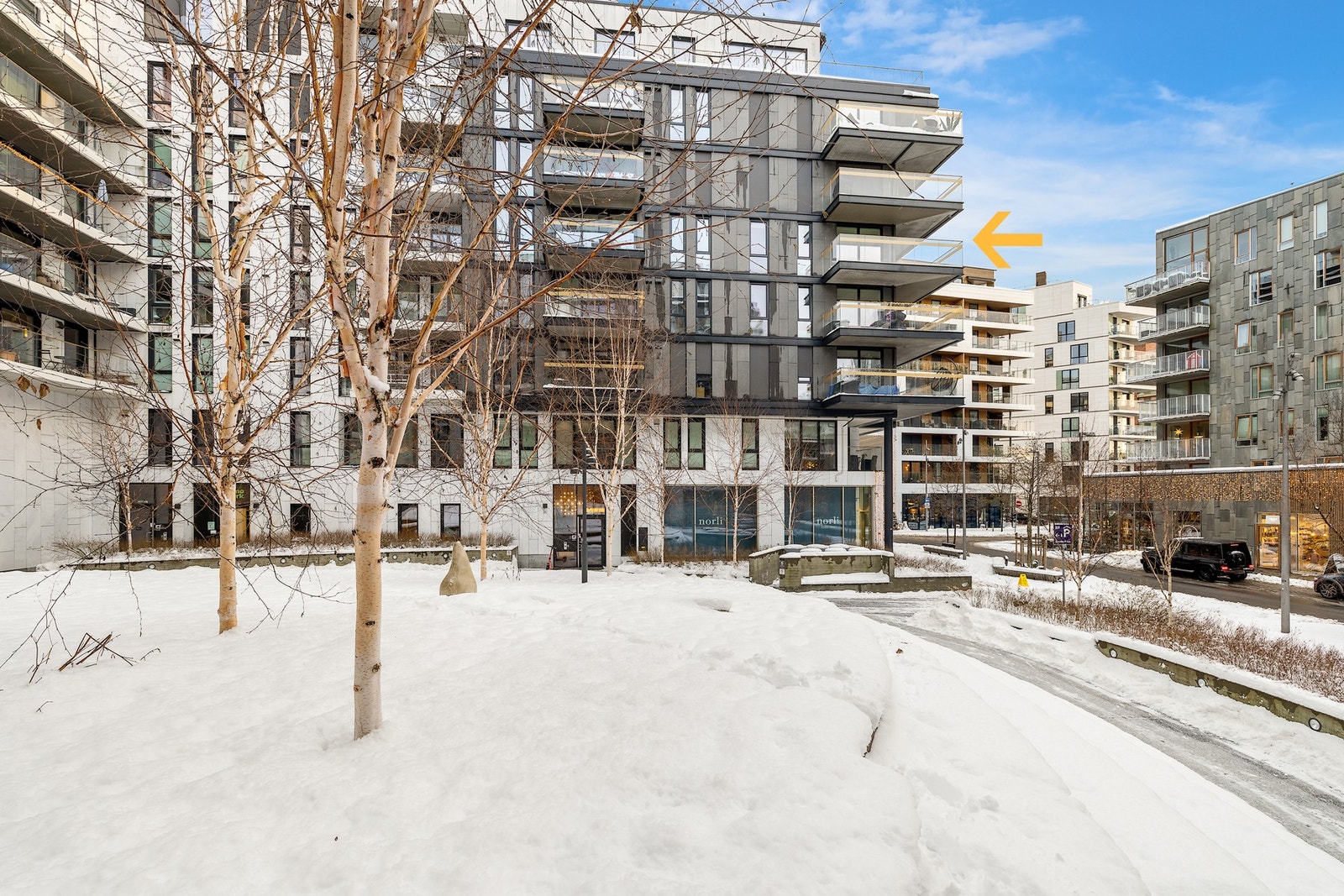 Det attraktive nabolaget består av leilighetskomplekser og kontorbygg omgitt av et velstelt og hyggelig utemiljø Galleribilde