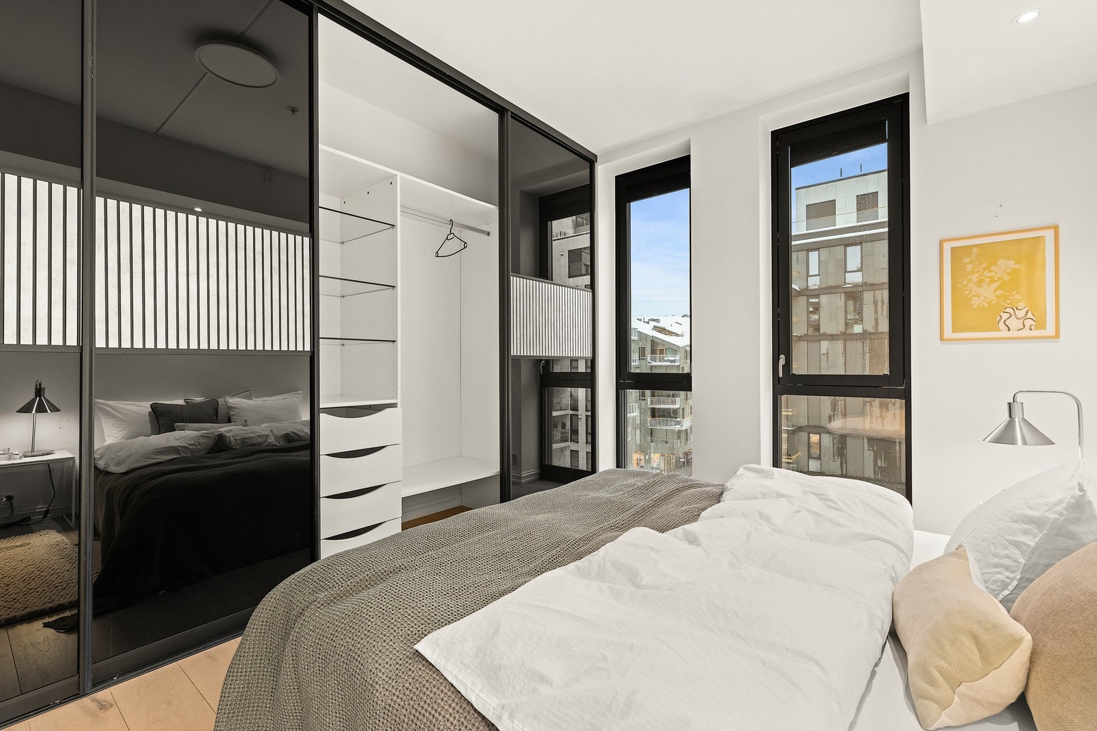 Den stedstilpassede skyvedørsgarderoben har hyllesystem med god lagringskapasitet Galleribilde