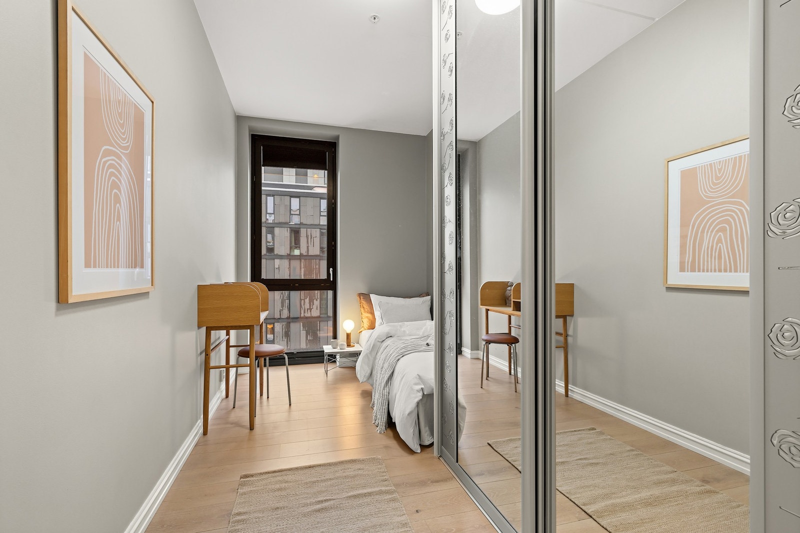 Soverom 2 er innredet med stor skyvedørsgarderobe, i tillegg til enkeltseng og skrivepult Galleribilde