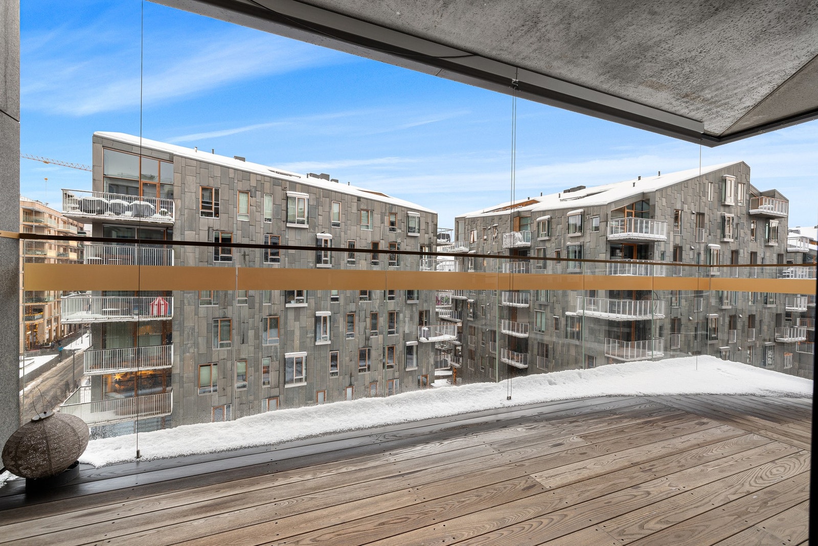 Leilighetens balkong har utsikt til arkitektoniske signaturbygg ved Vannkunsten i Bispevika Galleribilde