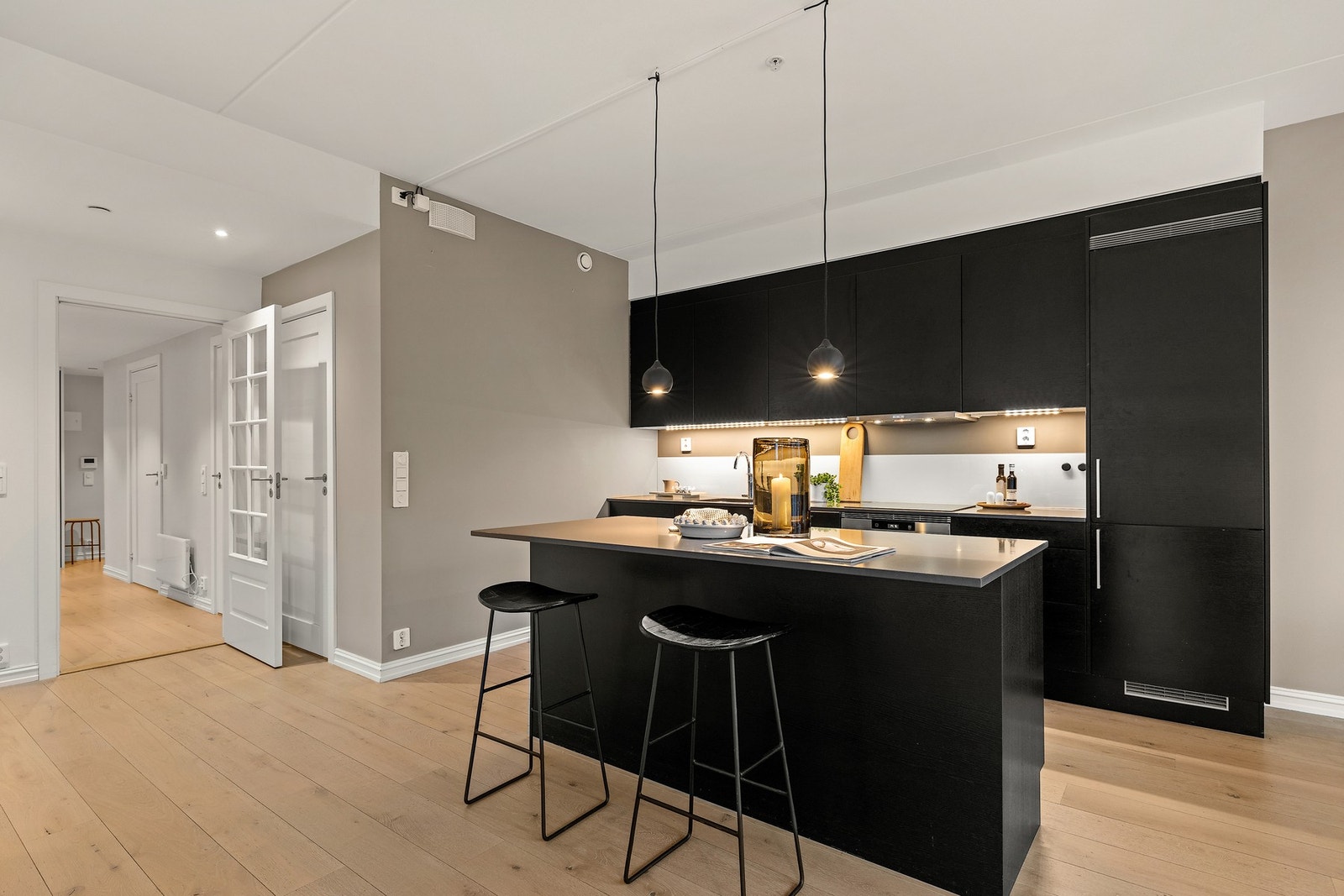 Det lekre kjøkkenet har kjøkkenøy med spiseplasser og god oppbevaringskapasitet Galleribilde