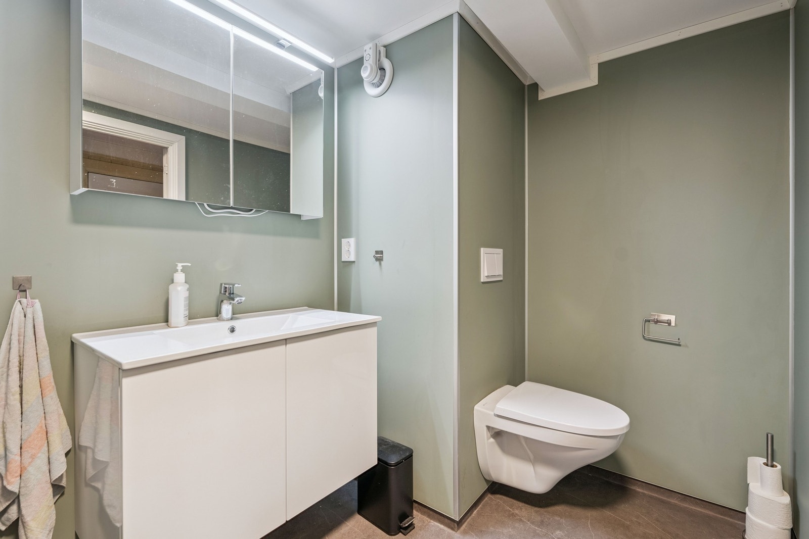 Romslig bad som ble renovert i 2022 Galleribilde