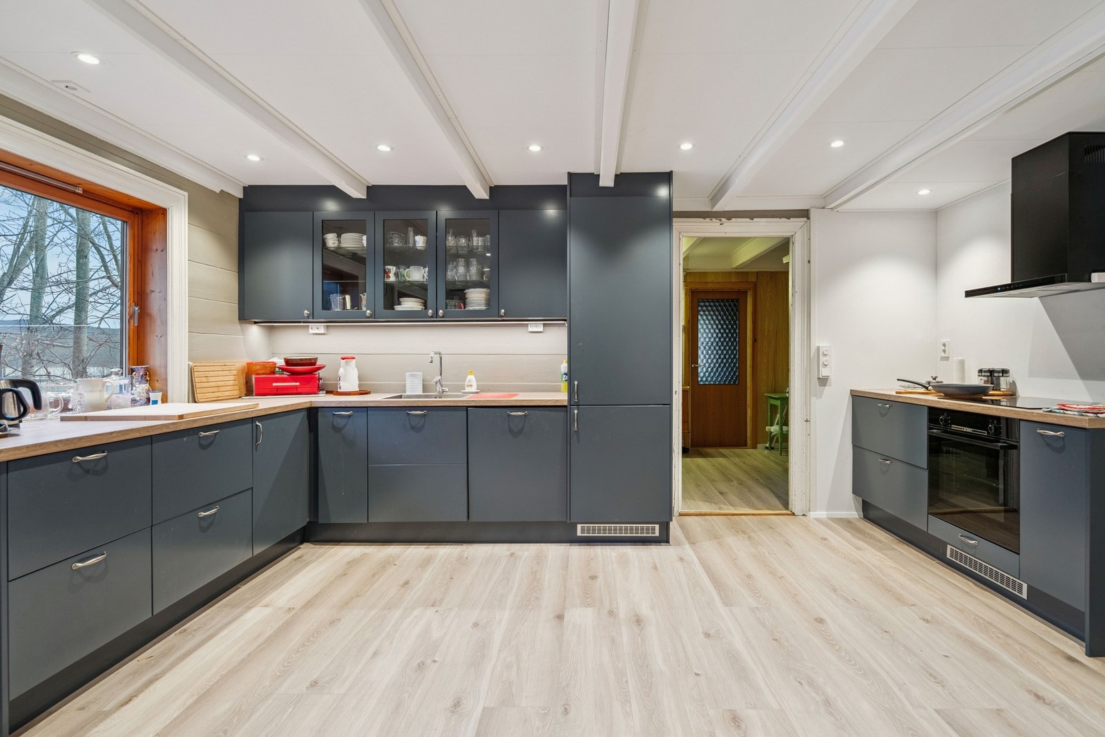 Romslig kjøkken med spiseplass - Kjøkkenet ble renovert i 2022 Galleribilde