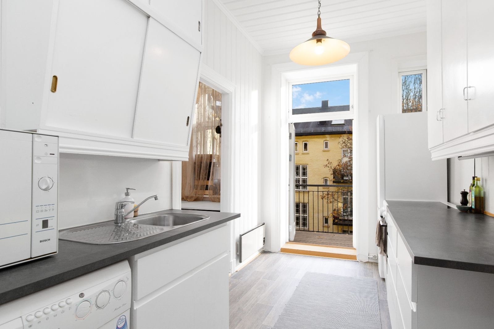 Separat kjøkken med tilknytning til balkong Galleribilde