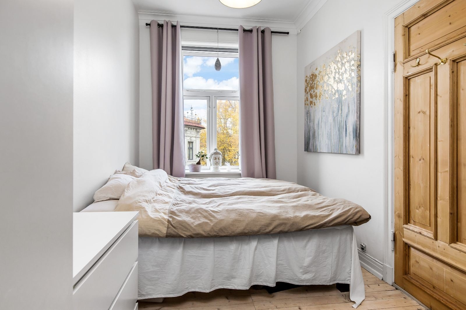 Soverom med plass til dobbeltseng og oppbevaring Galleribilde