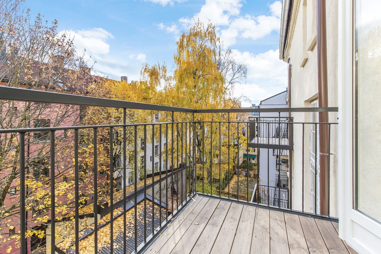 Romslig balkong med utsyn mot hyggelig bakgård Galleribilde