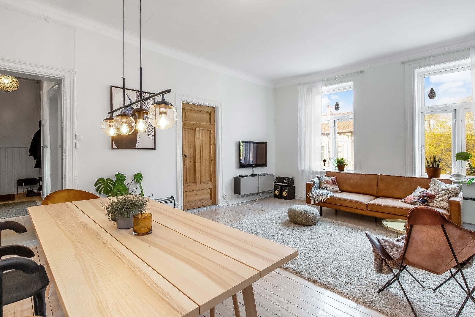 Stor og åpen stue med store vindusflat, sjarmerende tregulv og vedovn Galleribilde