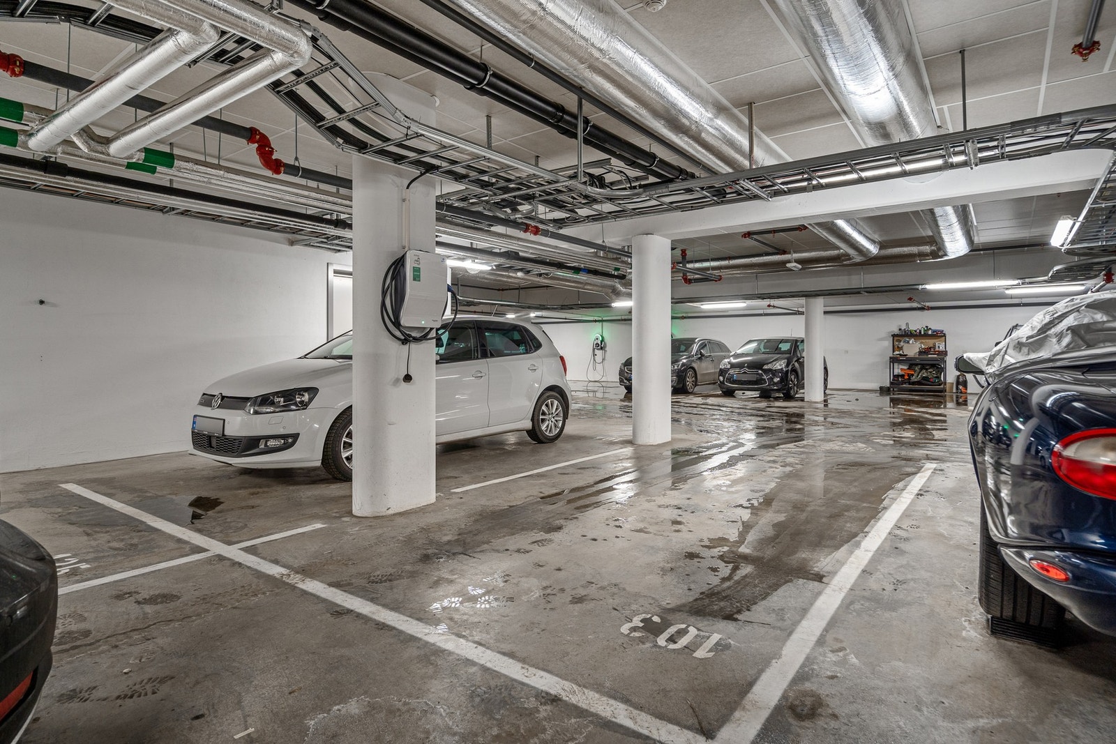 Det er egen parkeringsplass i oppvarmet garasje rett under leiligheten. Galleribilde