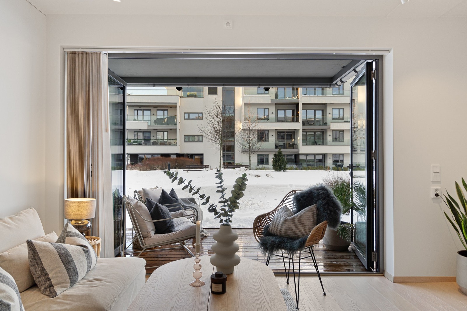 Store vindusflater slipper inn rikelig med dagslys og gir en behagelig romfølelse. Leiligheten er også utstyrt med pene plissegardiner for solskjerming. Galleribilde